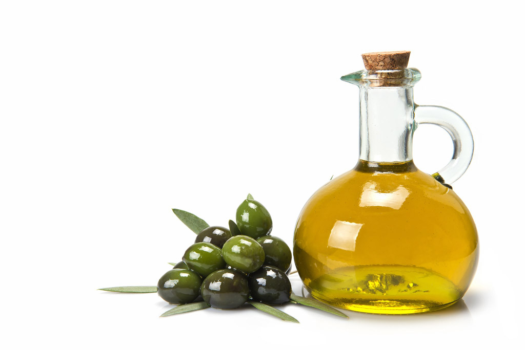 Aceite de oliva virgen extra y aceitunas.