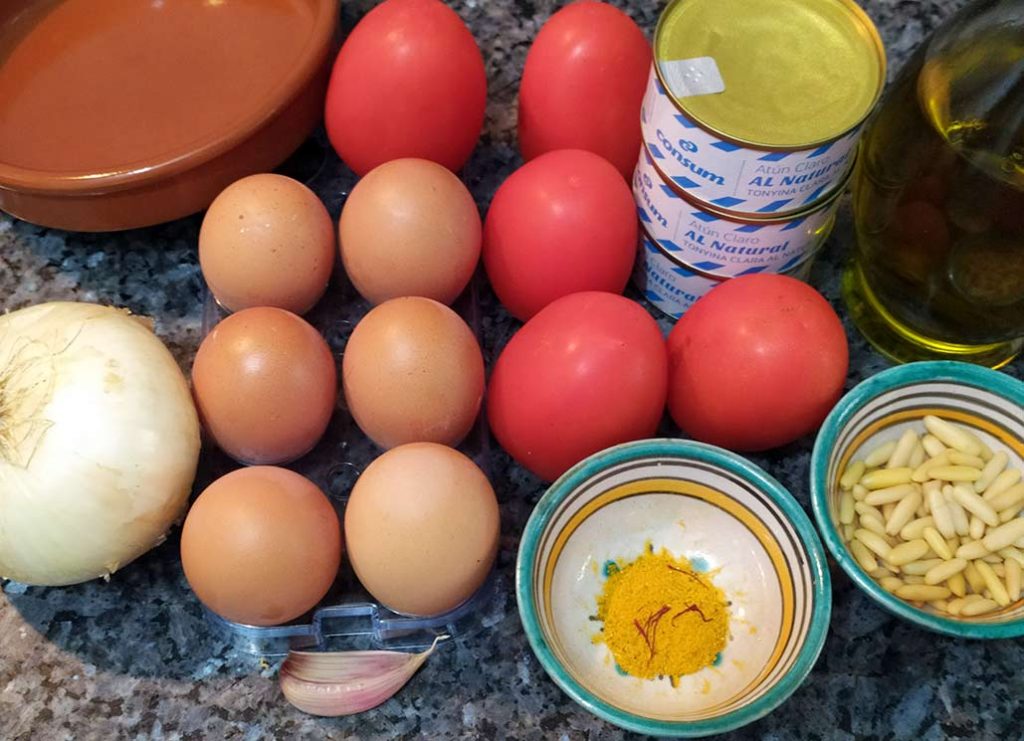 Huevos, tomates, atún al natural, cebolla, piñones, aceite de oliva virgen, ajo y ras al hanout.
