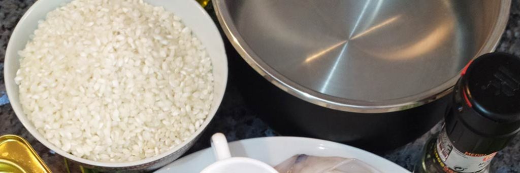 Medida de agua y arroz para hacer una paella.