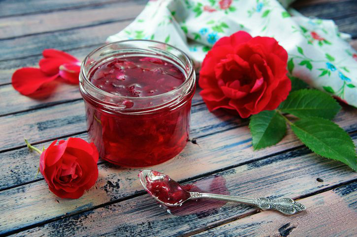 Estas mermeladas de rosas, y las de escaramujos, tienen un deliciosas sabor dulce y ácido que permiten infinidad de usos y combinaciones.