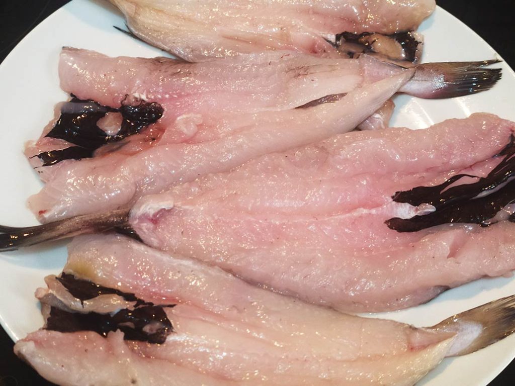 Ingredientes para hacer pescadilla fresca asada a la espalda. Fotografía: Amparo Sánchez Rosell.