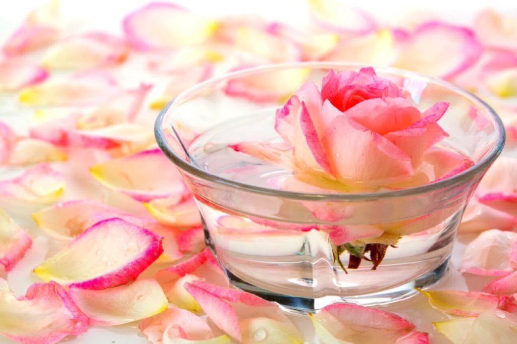 Agua andalusí de rosas para beber.