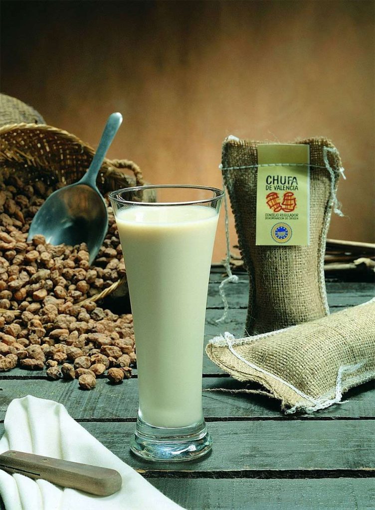 Está documentado que en el siglo XIII ya se consumía una bebida refrescante denominada llet de xufes (leche de chufas), un antecesor de la actual horchata.
