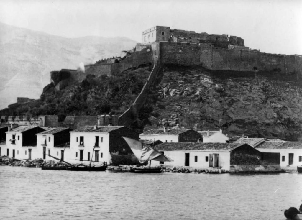 Vista del castillo andalusí de Denia desde el Mediterráneo. Finales del siglo XIX comienzos del XX.