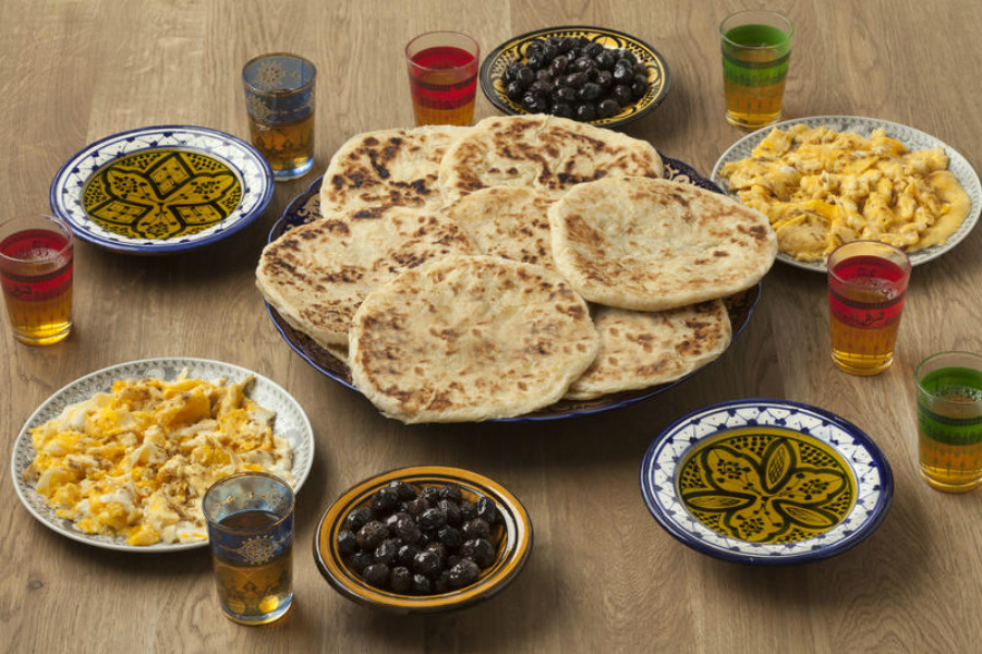 En Marruecos es costumbre desayunar un plato con aceite de oliva y otro de miel en el que se van mojando trozos de pan.