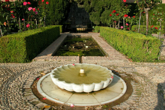 Fuente y jardín andalusí.