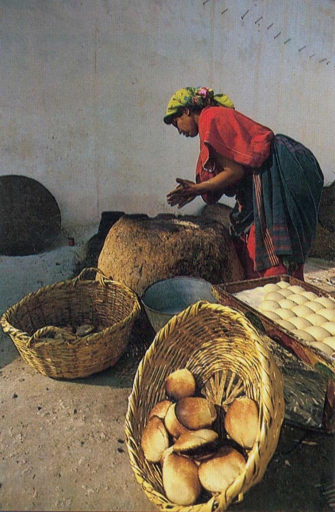Haciendo pan en horno tradicional de barro,