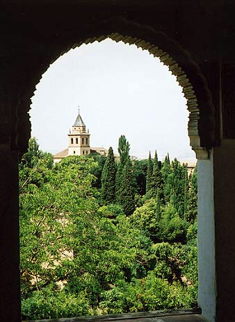 Jardín islámico visto desde la ventana de palacio andalusí.