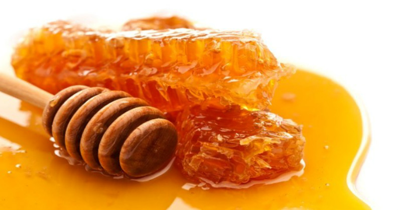 Al darles una inclinación de 13° en ambas caras la miel no fluye o gotea por la abertura de la celdilla.
