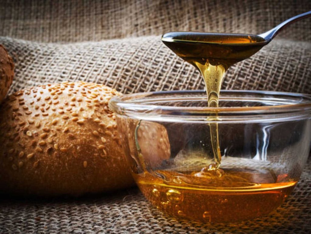 Tradición andalusí: El pan con aceite regado con miel o espolvoreado de azúcar, se convierte en exquisita golosina.