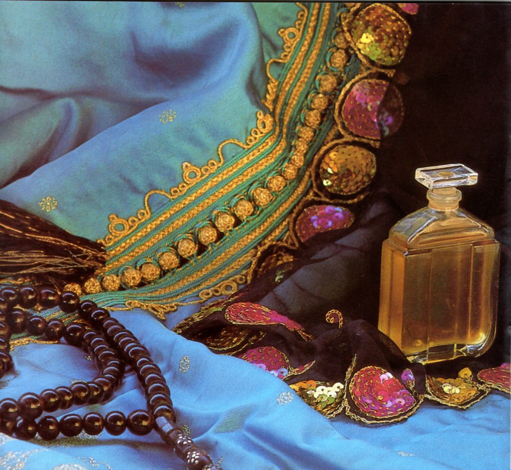 Bodegón andalusí de perfumes y sedas.