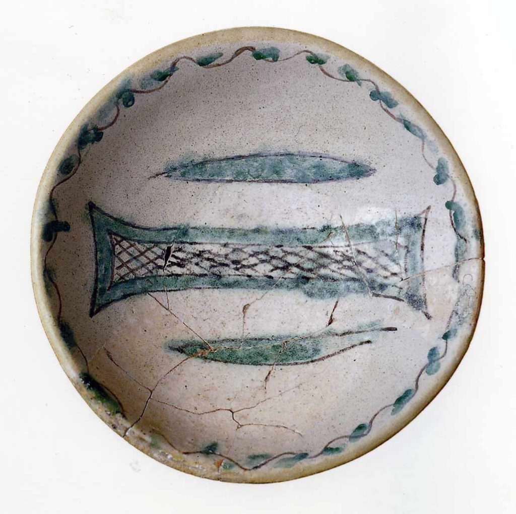 Plato califal de Daniya con representación figurativa de peces. Museo Arqueológico de Dénia.