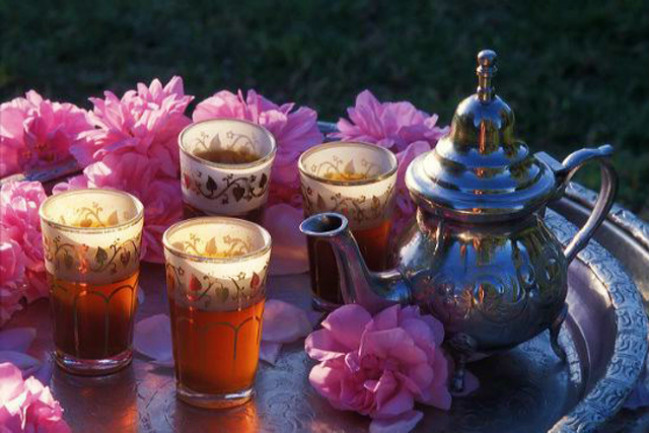 En Marruecos usan las rosas para la decoración, las esparcen sobre la mesa donse se va a servir la comida y también sobre la superficie del agua de los surtidores de los hermosos patios de los riad.