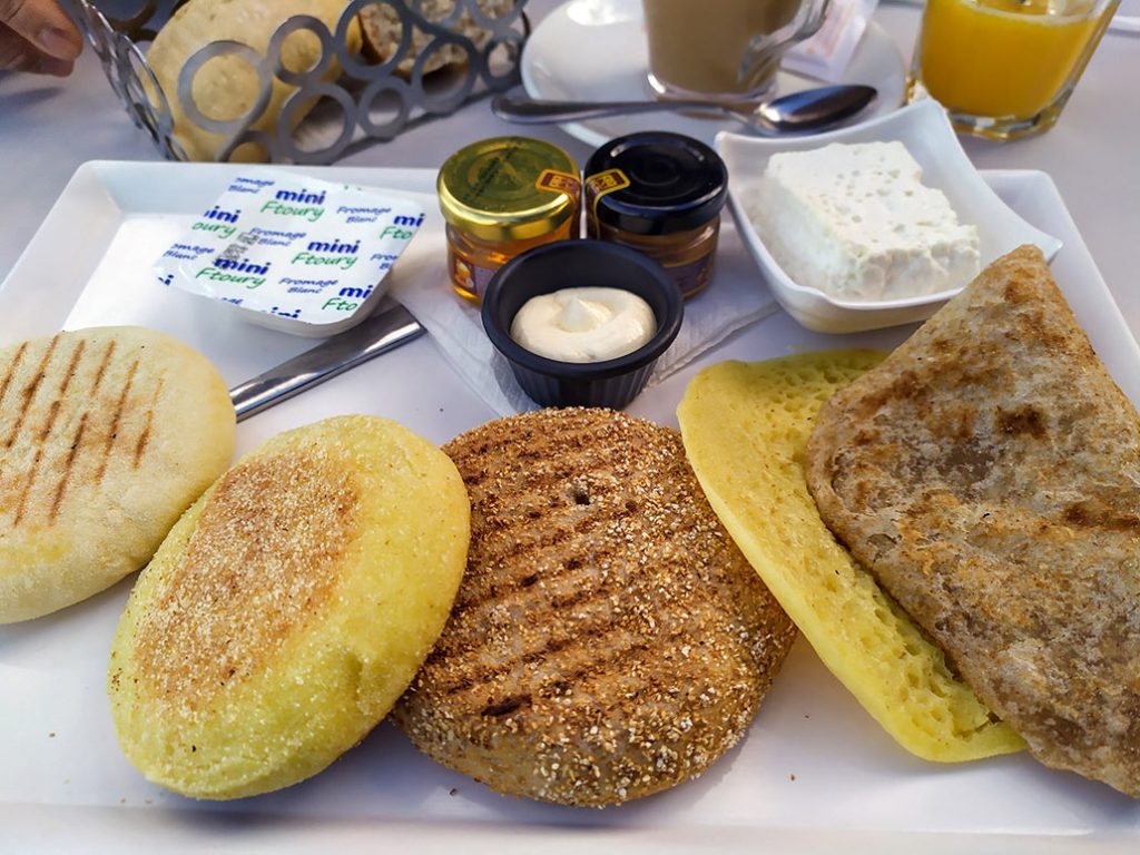 Desayunando típicamente en Tánger, Marruecos.
