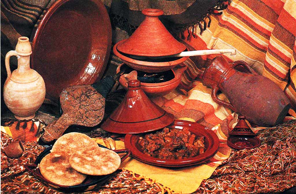 Bodegón: Tangia, tayin o tajine, panes, y utensilios de cocina.