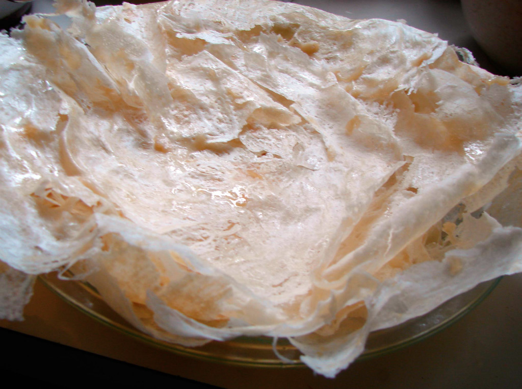 Warqa. Hoja de pasta extrafina antecesora del hojaldre. Se utiliza para elaborar muchas especialidades, tanto dulces como saladas, de la cocina andalusí y del Maghreb.