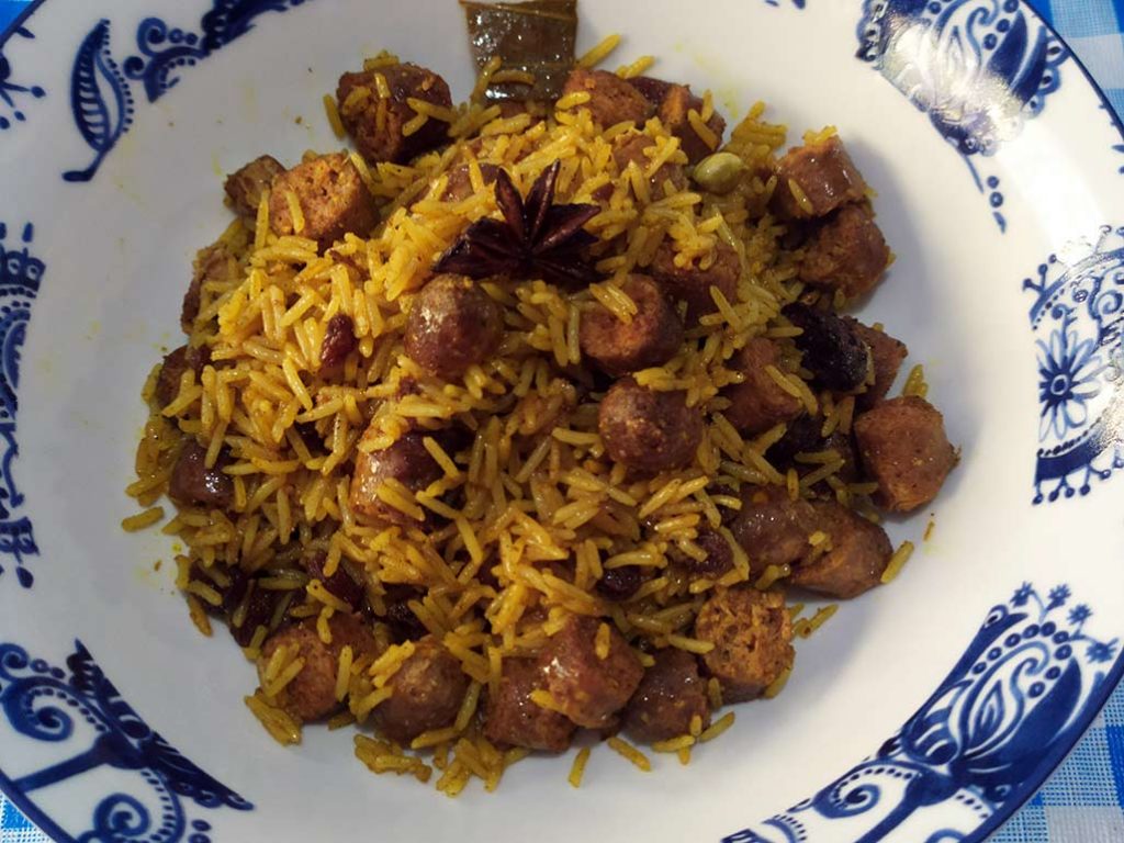 Plato de arroz basmati tipo biryani decorando con anís estrellado.