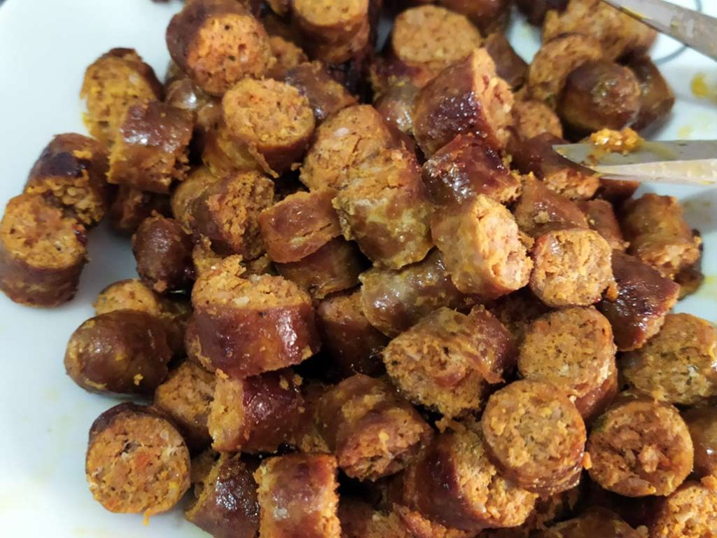Longanizas halal de cordero cortadas en rodajas.