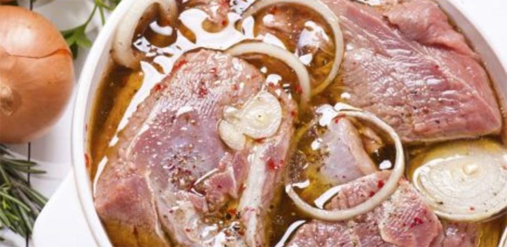 Carne troceada de cordero, cebolla cortada y hierbas aromáticas.
