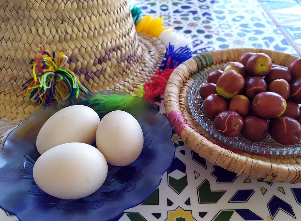 Huevos beldi (camperos y ecológicos), sombrero campesino y azufaifos ecológicos.