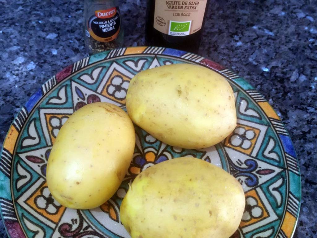 Patatas asadas enteras al horno