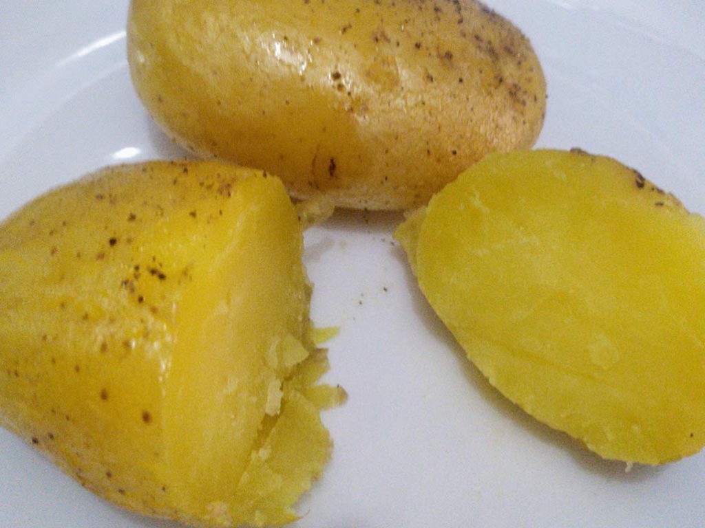 Patatas asadas enteras al horno