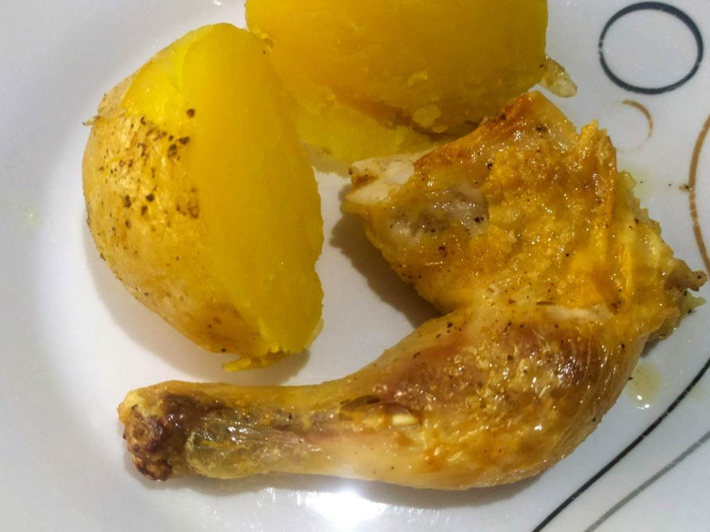 Pollo asado al horno y patata.