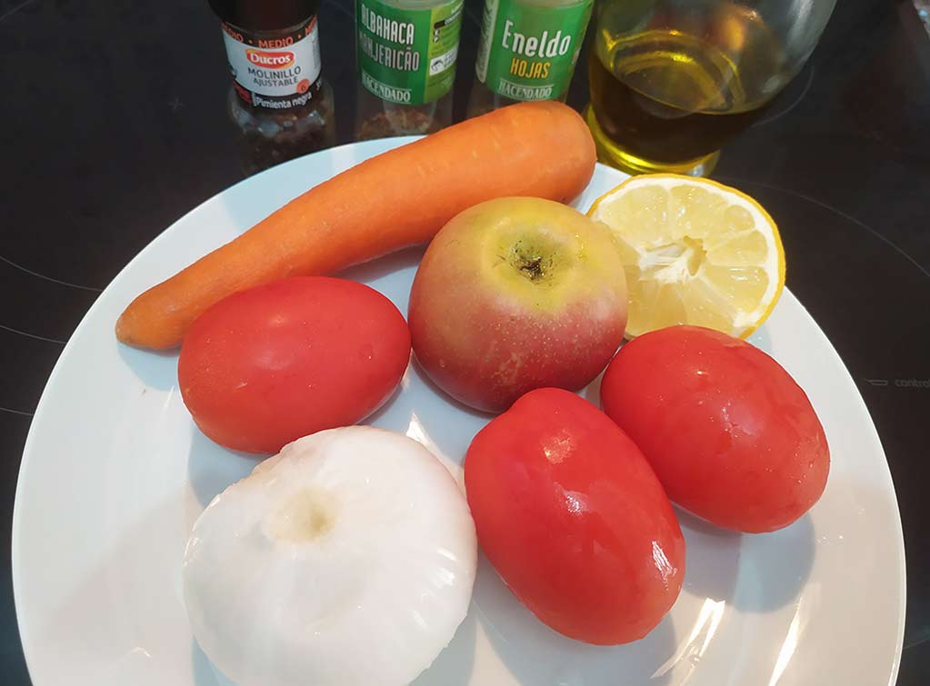 Cebolla, tomates, manzana, zanahoria, limón, albahaca, eneldo, pimienta negra y aceite de oliva virgen extra.