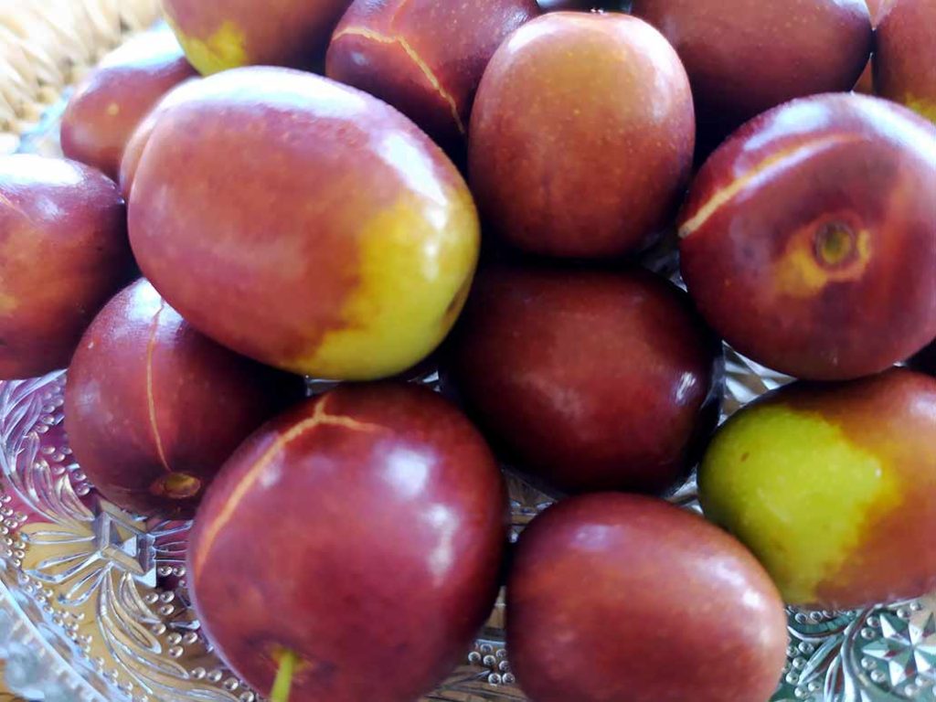 Azufaifas (futo del Ziziphus jujuba) en plato de cristal.