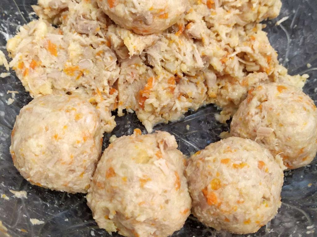 Mezcla y albóndigas hechas con el pollo y las verduras del caldo de pollo.
