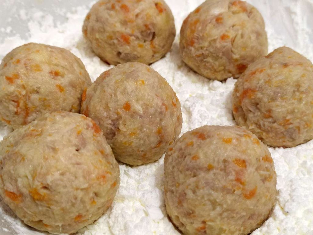 Albóndigas hechas con el pollo y las verduras del caldo de pollo.