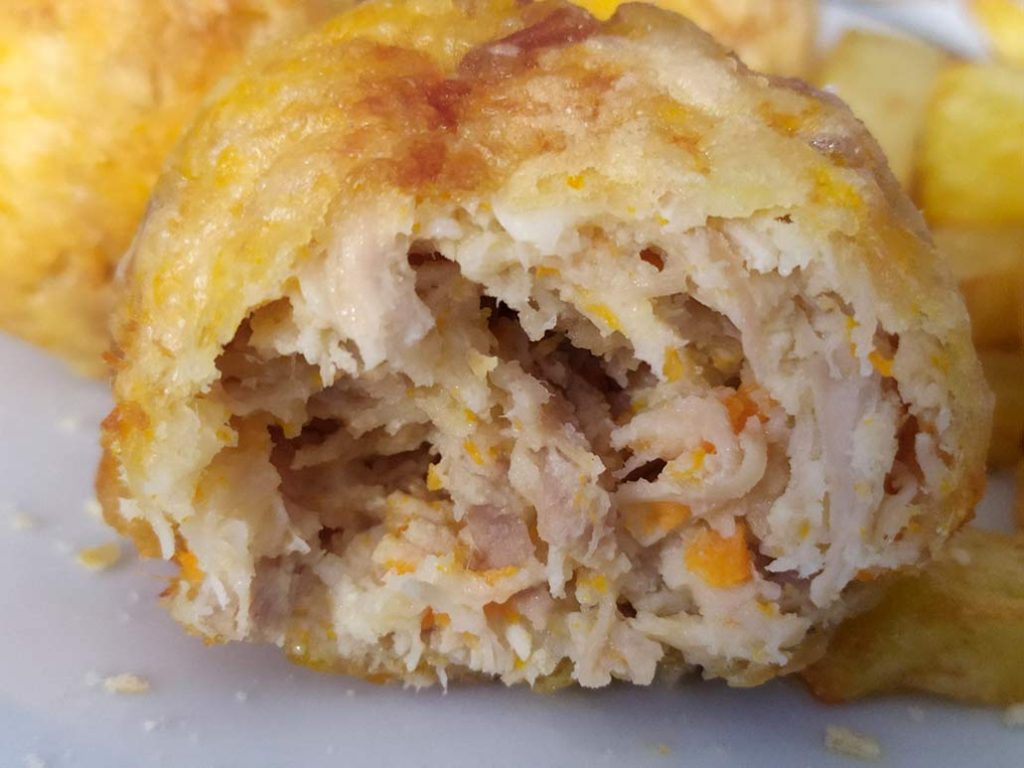 Albóndiga hecha con el pollo y las verduras del caldo.