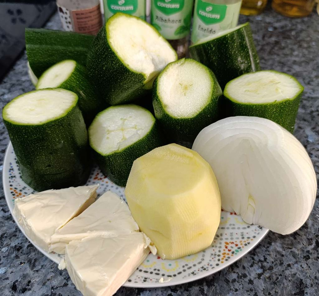 Ingredientes para la crema de calabacín aromatizada.