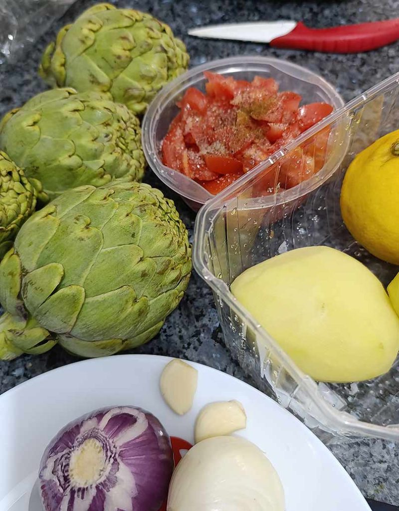 Alcachofas de Benicarló, patatas, tomates, limón, cebollas y ajo.