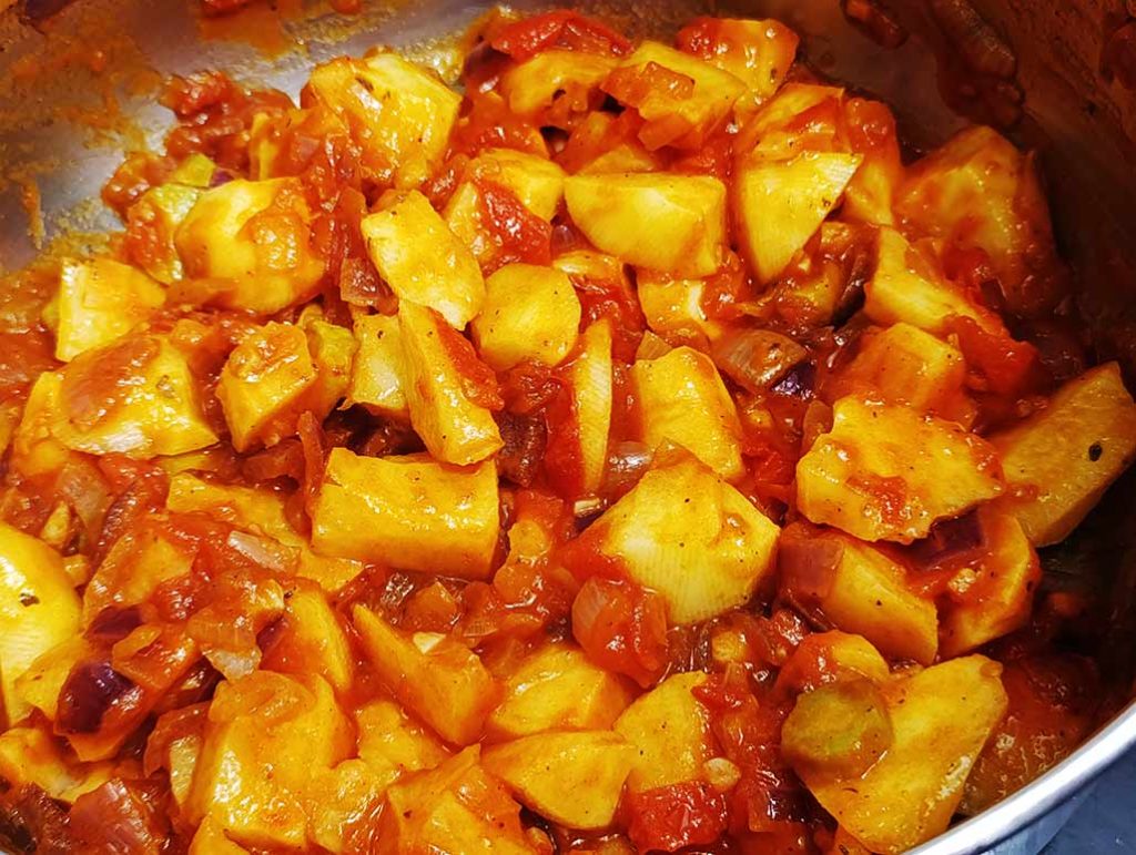 Sofrito para cocinar Alcachofas de Benicarló con patatas, tomates y piñones.