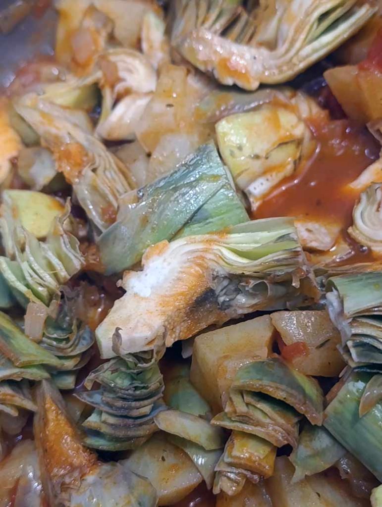 Sofrito para cocinar Alcachofas de Benicarló con patatas, tomates y piñones.