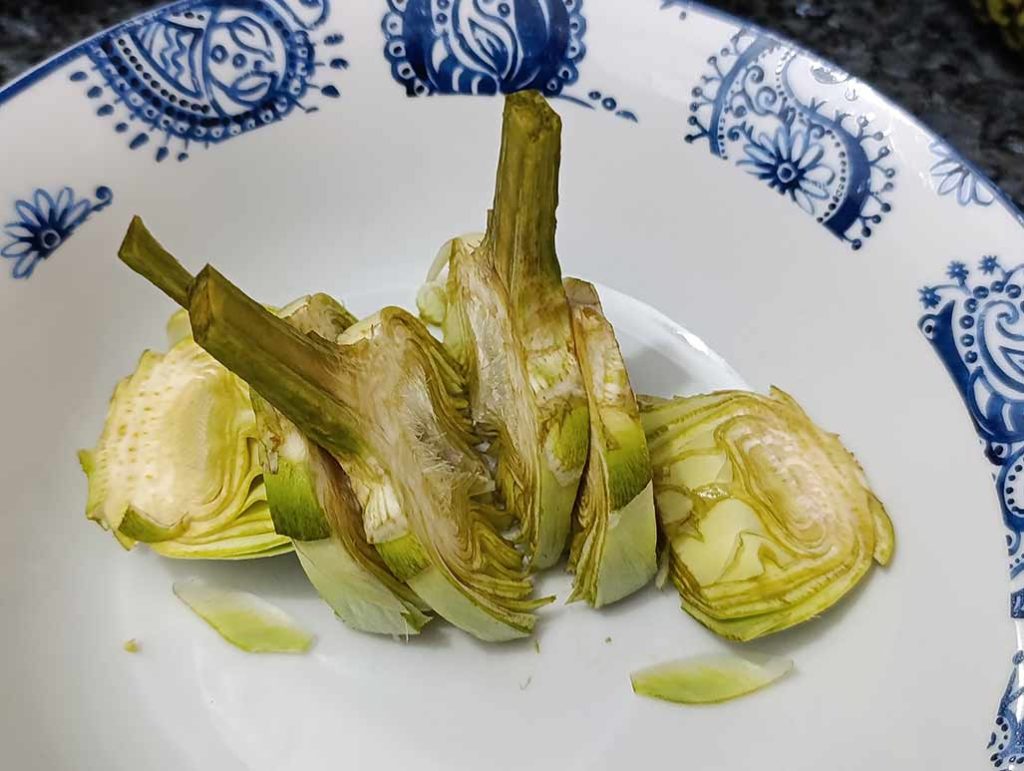 Alcachofa limpia y fileteada.