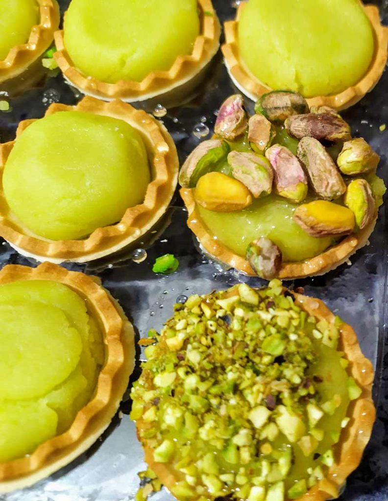 Haciendo dulces caseros de pistachos. Restaurante Balansiya. Valencia.